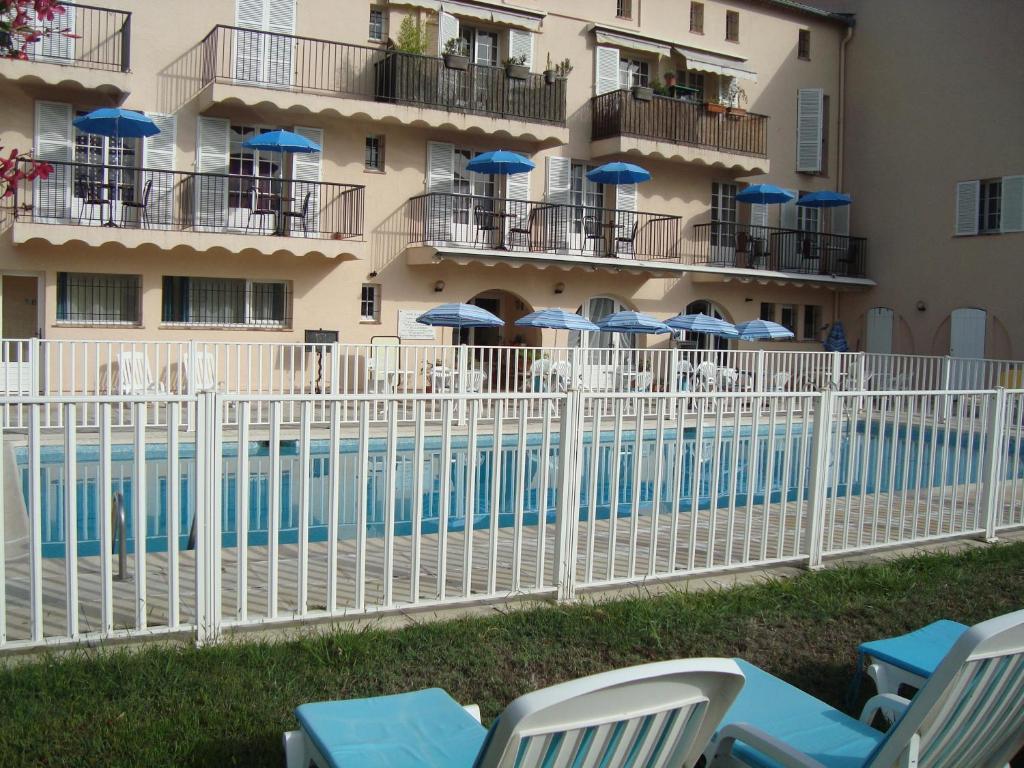 Hotel De La Poste Peymeinade Екстериор снимка